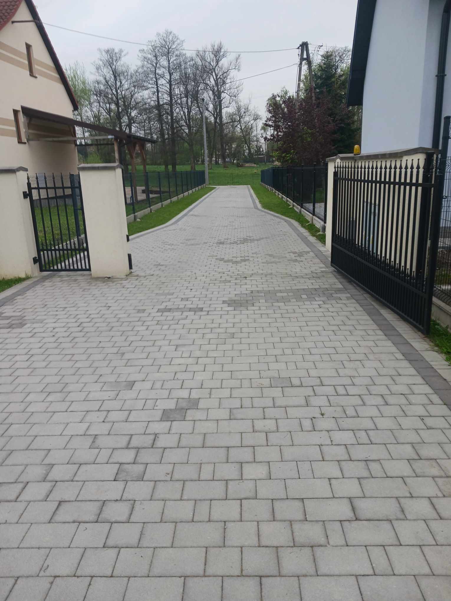 podjazd pod domem z kostki brukowej