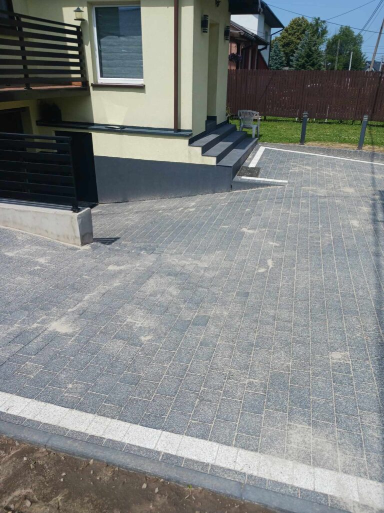 kostka brukowa na podjeździe z różnicą poziomów i ostrym spadem bez krawężników