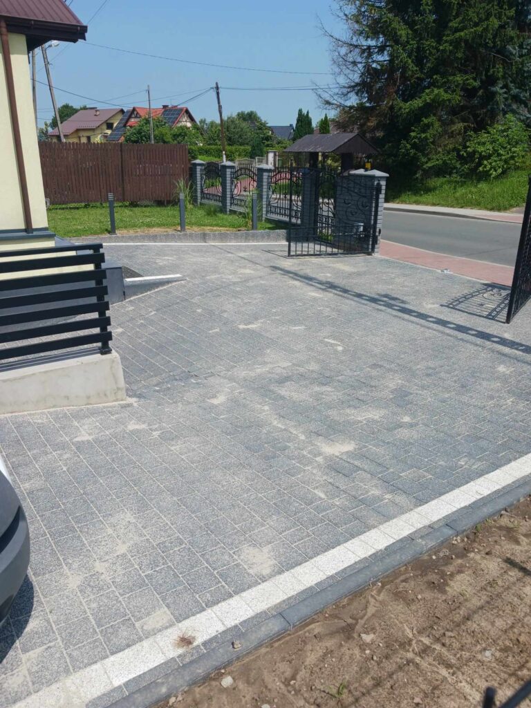 kostka brukowa na podjeździe z różnicą poziomów i ostrym spadem bez krawężników