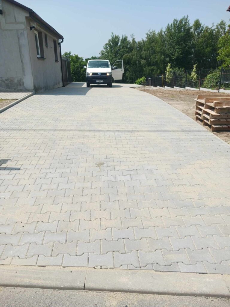 klasyczna kostka brukowa na podjeździe