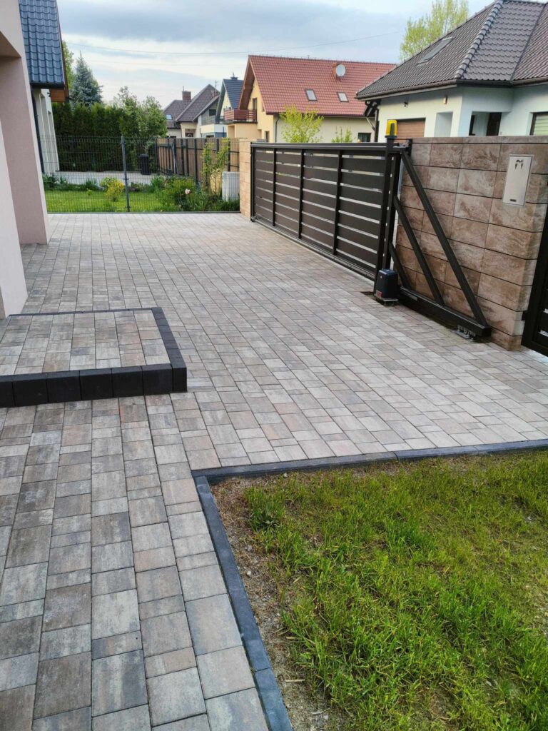 kostka brukowa na podjeździe przed domem